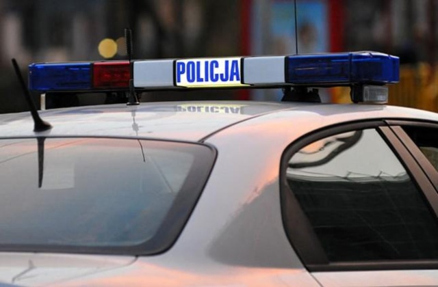 Mężczyzna podejrzany o zabójstwo otworzył ogień z 3. piętra jednego z bloków mieszkalnych do policjantów, którzy próbowali go zatrzymać.