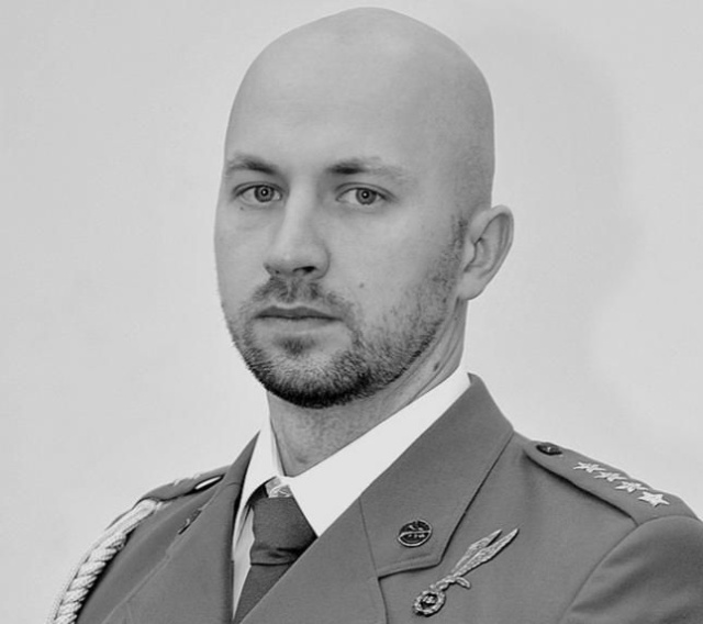 Żołnierz GROM-u kapitan Krzysztof Woźniak zginął w Afganistanie - poinformowało Ministerstwo Obrony Narodowej. Miał 36 lat. Kilku innych żołnierzy zostało rannych.
