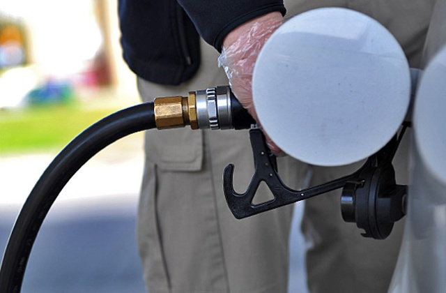 Tegoroczne wyjazdy na ferie tańsze niż w ubiegłym roku. To dzięki niższym cenom paliw na stacjach benzynowych - donosi portal Newseria.