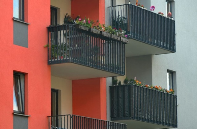 Polacy coraz częściej płacą za wymarzone mieszkanie gotówką - twierdzi Home Broker. Według Gazety Wyborczej, to może być efekt ograniczeń w dostępie do pożyczek, jakie wprowadziła w Polsce Komisja Nadzoru Finansowego.