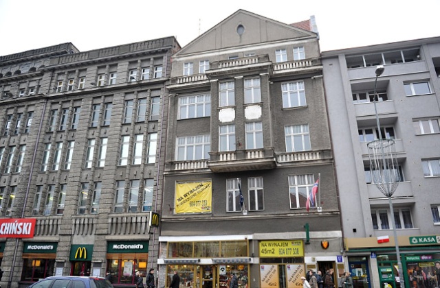 Prezydent próbując uniknąć istotnych pytań w sprawie sprzedaży kamienicy, stosuje kruczki prawne - mówiła w Rozmowach pod krawatem Małgorzata Jacyna-Witt. Radna niezrzeszona chce zapytać Piotra Krzystka o to, dlaczego budynek przy al. Niepodległości w ogóle znalazł się w spółce.