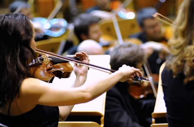Koncert podwójny na skrzypce i wiolonczelę Johannesa Brahmsa z Orkiestrą Symfoniczną Filharmonii Szczecińskiej zagrają w piątek wieczorem młodzi soliści: Maria Włoszczowska i Rafał Kwiatkowski.