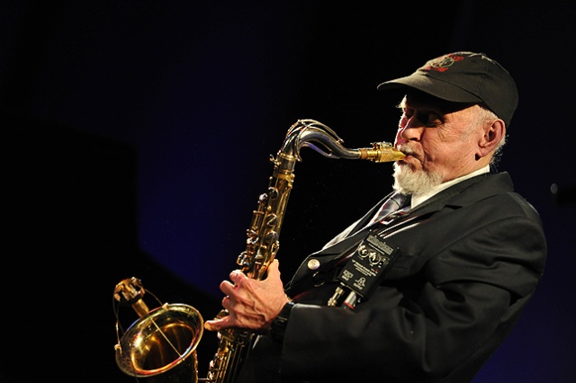 Masa pozytywnej energii, gorące brawa i zachwyceni słuchacze - tak wyglądał blisko dwugodzinny koncert żywej legendy polskiego jazzu. Jan Ptaszyn Wróblewski zagrał we wtorek wieczorem w studiu S-1 Polskiego Radia Szczecin.