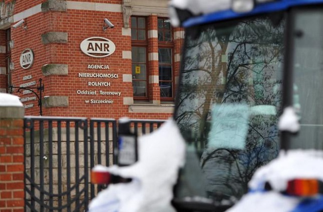 Agencja Nieruchomości Rolnych chwali się sprzedażą ziemi. W ubiegłym roku ANR pozbyła się ponad 130 tys. ha gruntów - pisze Polska Agencja Prasowa.