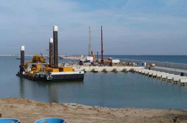 Budowa konstrukcji zakończyła się w grudniu, trzeba jeszcze zamontować oznakowanie nawigacyjne. Trwa też pogłębianie akwenu gazoportu do 14.5 metra.