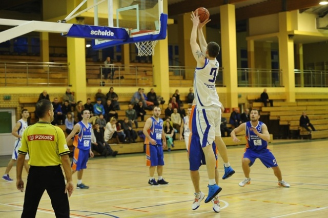 Koszykarze drużyny King Wilki Morskie Szczecin pokonali w sobotę Noteć Inowrocław 77:72 w kolejnym meczu 2 ligi.