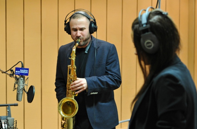 Saksofonista Sylwester Ostrowski wraz z nowojorskimi jazzmanami, trębaczem Piotrem Wojtasikiem i wokalistką Angeliką Anozie wystąpi w legendarnym studiu im. Agnieszki Osieckiej w Warszawie.