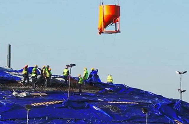 Robotnicy kończą betonować kopuły dwóch gazowych zbiorników terminalu LNG w Świnoujściu.