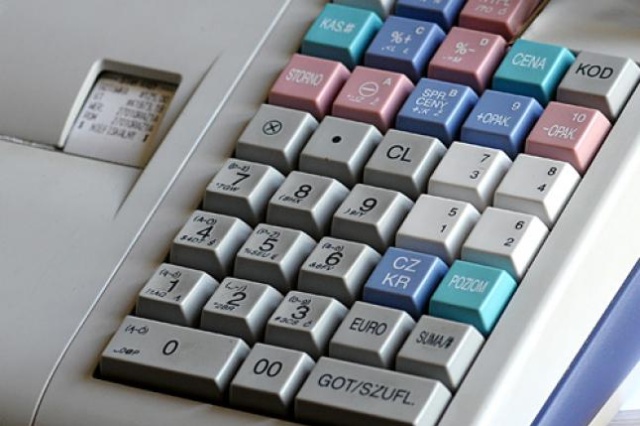 Podatnicy, którzy przez zmianę przepisów muszą do 1 marca kupić kasę fiskalną, są w kropce. Popyt jest tak duży, że firmy nie wyrabiają się z produkcją małych i tanich urządzeń. W związku z tym nie można ich dostać - alarmuje Dziennik Gazeta Prawna.