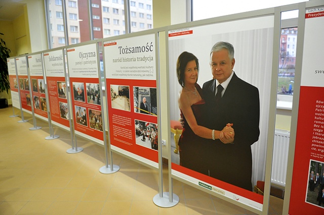 Wystawę 15 tablic dokumentujących życie prezydenta Lecha Kaczyńskiego otwarto we wtorek w Szczecinie.