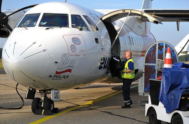 Polscy emigranci obierają nowe kursy. Coraz mniej osób wyjeżdża do pracy do Anglii. Teraz Polaków kuszą przede wszystkim Niemcy i Szwajcaria, które przyciągają wyższymi zarobkami - wynika z raportu portalu Money.pl.