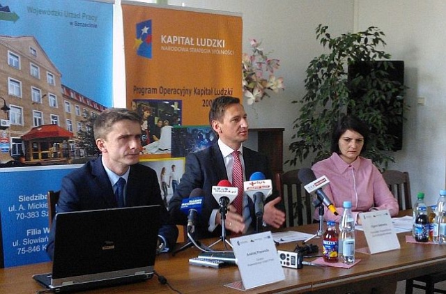 Będą dodatkowe pieniądze dla bezrobotnych, którzy chcą założyć firmę. Wojewódzki Urząd Pracy w Szczecinie otrzymał z Ministerstwa Rozwoju Regionalnego premię za dobre wydawanie unijnych pieniędzy.