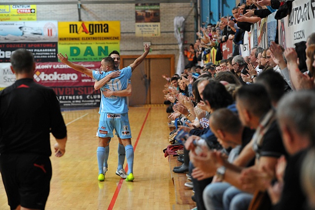 Prowadzący w ekstraklasie futsalu piłkarze Pogoni 04 zmierzą się w sobotę z ostatnim w tabeli rozgrywek AZS-em Gdańsk.