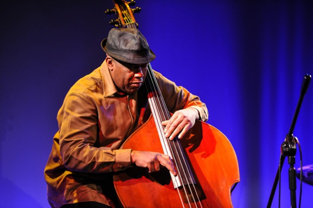 Kolejny artysta zaprezentował się dziś w ramach szczecińskich zmagań jazzowych. Amerykański kontrabasista - Essiet Okon Essiet wystąpił przed szczecińską publicznością w studiu koncertowym S-1 im. Jana Szyrockiego.