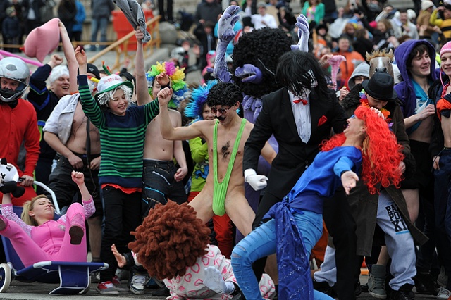 Studenci, uczniowie, a także całe rodziny z dziećmi - w sumie kilkaset osób wzięło udział w szczecińskiej wersji Harlem Shake. W sobotę na Wałach Chrobrego zatańczyli oni do przeboju, na punkcie którego oszalał cały wirtualny świat.
