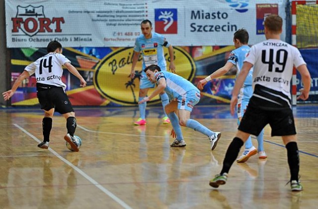 Halowi piłkarze Pogoni 04 wygrali na wyjeździe z Rekordem Bielsko-Biała 4:1 w kolejnym meczu futsalowej ekstraklasy.