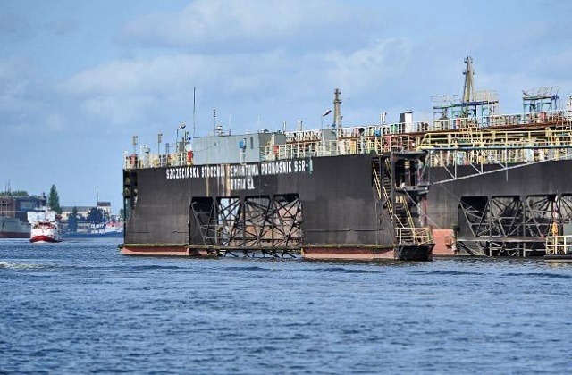 Komunalizacja terenów stoczniowych lub oddanie ich Porcie Holding nie doprowadzą do wznowienia produkcji statków w dawnej Stoczni Szczecińskiej - uważa przewodniczący sejmiku województwa Marek Tałasiewicz.