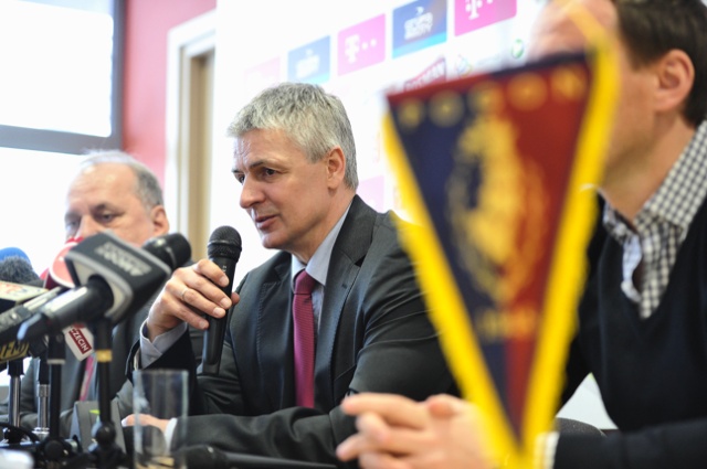 Dariusz Wdowczyk został nowym trenerem Pogoni Szczecin. Zastąpił na tym stanowisku Artura Skowronka, który pożegnał się z Portowcami po słabych występach drużyny w rundzie wiosennej ekstraklasy.