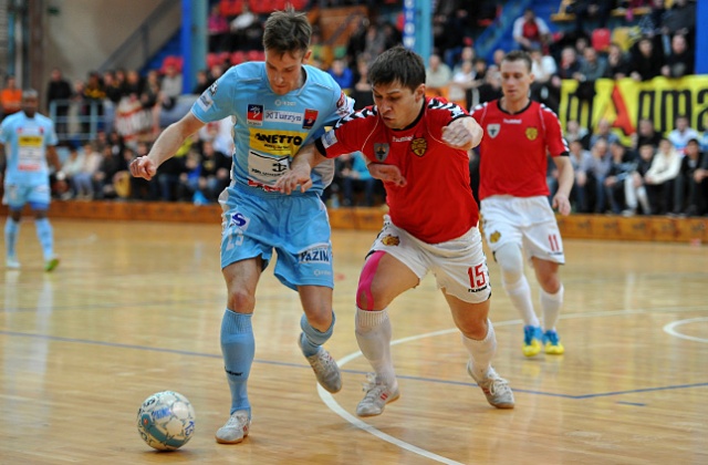 Dwaj halowi piłkarze Pogoni 04 Szczecin Michał Kubik i Marcin Mikołajewicz zostali powołani do reprezentacji Polski w futsalu na eliminacyjny turniej Mistrzostw Europy, który w dniach od 27 do 30 marca odbędzie się w Serbii.