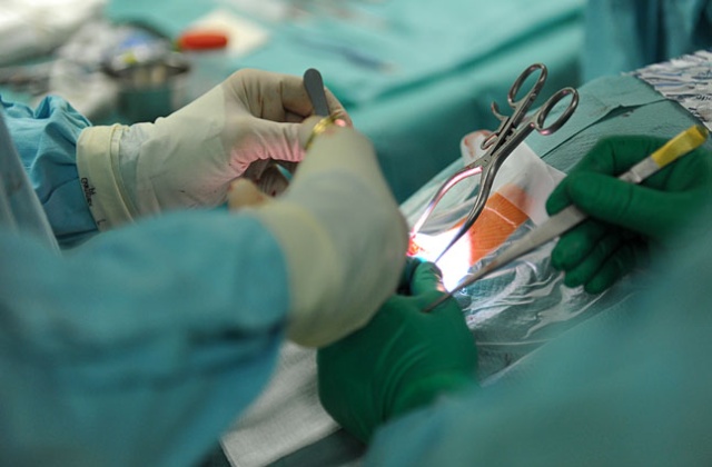 Szykuje się poważna podwyżka VAT-u na wyroby medyczne. Podniesienia stawki z 8 do 23 proc. domaga się Komisja Europejska - donosi Puls Biznesu.