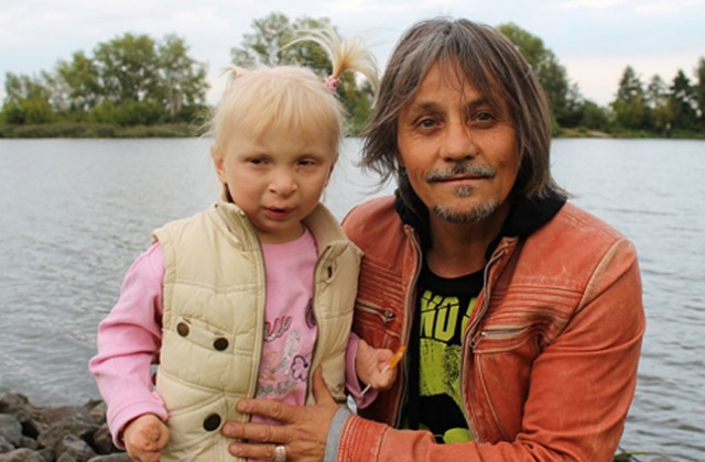 Zachodniopomorscy muzycy grają dla chorej dziewczynki. W szczecińskim Rockerze trwa charytatywny koncert dla 4-letniej Paulinki, która urodziła się z wadami rąk oraz warg i podniebienia.