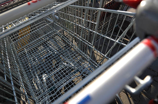 Ponad połowa produktów spożywczych sprzedawanych luzem jest źle oznakowana - wynika z najnowszego raportu Inspekcji Handlowej, która przeprowadziła kontrolę ponad 12 tys. towarów w całym kraju. Najwięcej zastrzeżeń dotyczyło braku obowiązkowych informacji przy artykułach na wagę.