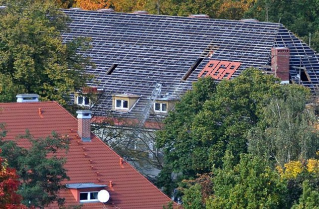 Krakowska Akademia Górniczo-Hutnicza opracowała metodę przetwarzania popiołu na cegły czy dachówki - informuje Dziennik Polski.