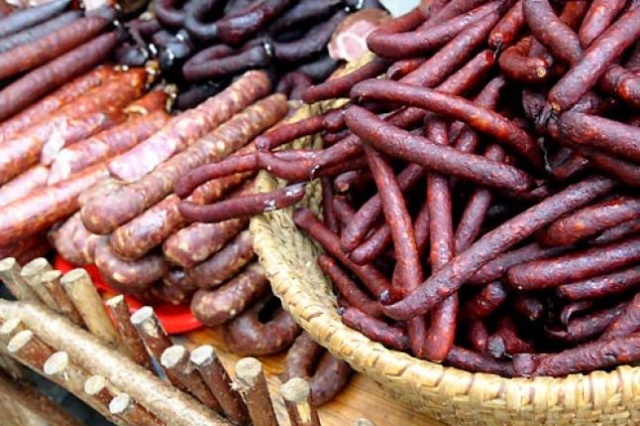 W naszym menu coraz rzadziej gości mięso - pisze Rzeczpospolita.