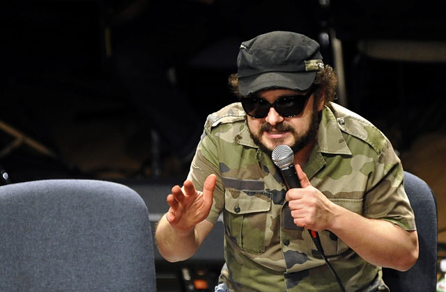 Arkadiusz Jakubik to aktor teatralny i filmowy, reżyser, wokalista. Popularność przyniosły mu role w filmach Wojciecha Smarzowskiego.