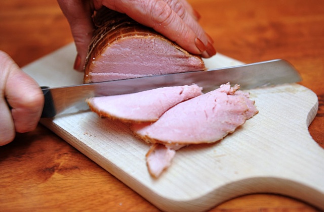 Świąteczne stoły nie będą uboższe, bo w tym roku w sklepach jest taniej - zgadzają się eksperci i handlowcy.