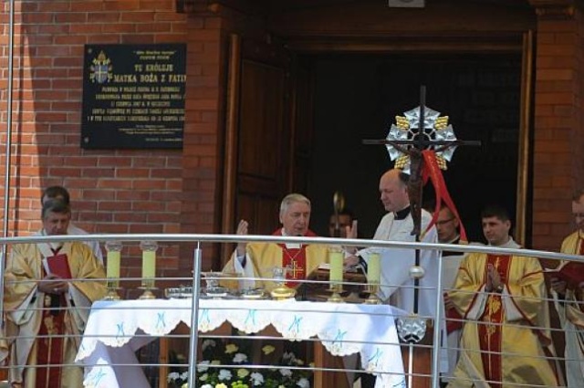 Jesteśmy powołani, aby w duchu wiary budować cywilizację miłości - powiedział prymas Polski abp Józef Kowalczyk, składając wiernym życzenia wielkanocne.
