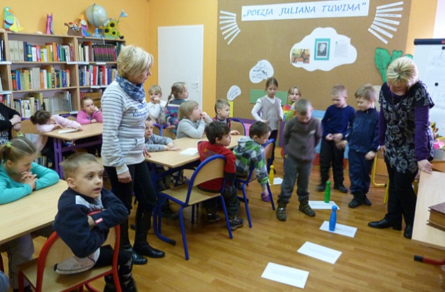 Warsztaty i wspólne czytanie dla maluchów zorganizowano w miejskiej bibliotece w Policach z okazji Międzynarodowego Dnia Książki dla Dzieci.