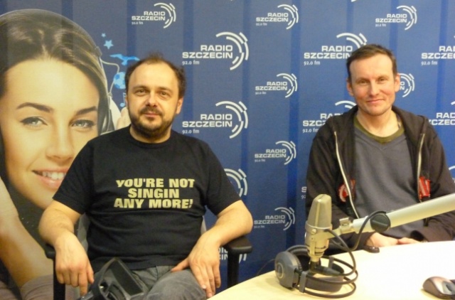 Arkadiusz Jakubik - aktor teatralny, filmowy i wokalista - oraz basista Mario Matysek byli gośćmi Radioaktywnej Soboty. Wieczorem ich rockrollowa formacja Dr Misio zagra w szczecińskim klubie.