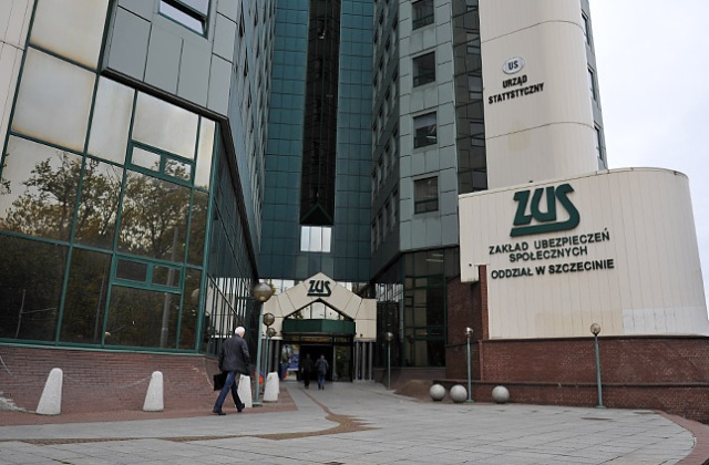 Nie tylko komornicy i firmy windykacyjne - także publiczne instytucje: skarbówka i ZUS - bogacą się na zadłużonych Polakach - pisze dziś Dziennik Polski.