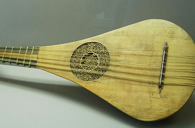 Szczecinianin Stanisław Mazurek chce odtworzyć średniowieczną giternę. Instrument znaleziono w Elblągu. Szacuje się, że pochodzi z XII wieku.