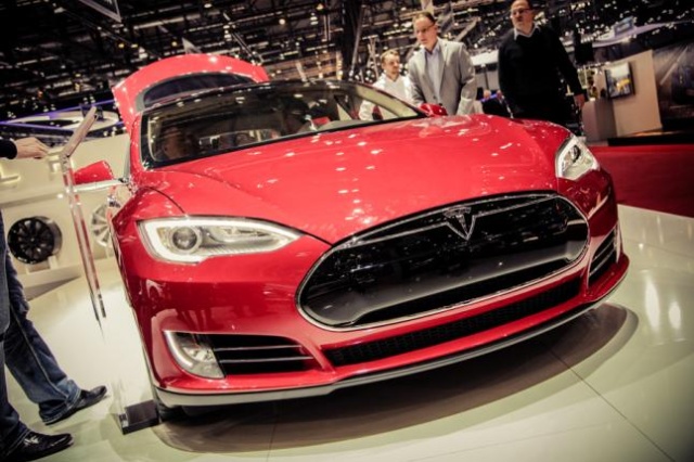 Polacy kupują coraz mniej aut, tak nowych, jak i używanych - zauważa portal Newseria.