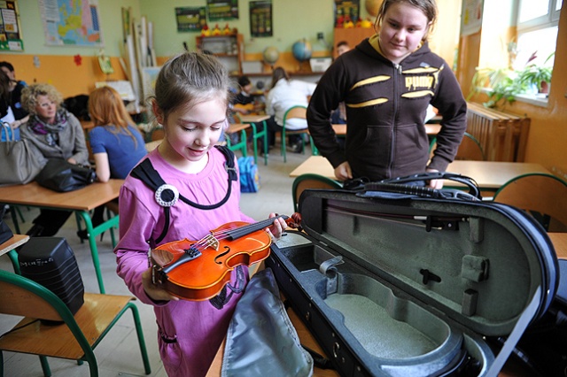 Instrumenty muzyczne za 6 tys. zł trafiły do dzieci z Zespołu Szkół nr 9 na Stołczynie. Uczniowie otrzymali: sześć gitar, dwoje skrzypiec oraz keyboard. Będą też uczyć się na nich grać.