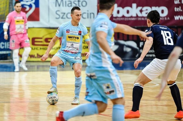 Halowi piłkarze Pogoni 04 Szczecin przegrali z Wisłą Kraków po dogrywce 5:8 w pierwszym półfinałowym meczu fazy play-off rozgrywek o mistrzostwo Polski. W regulaminowym czasie gry był remis 4:4.