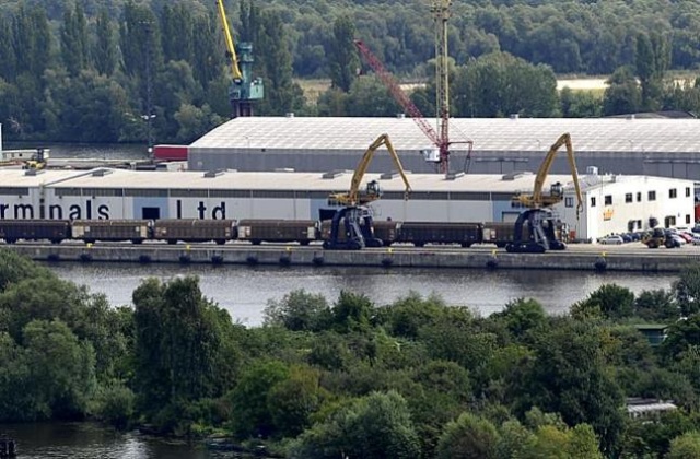 Kontenery w polskich portach mają być odprawiane w ciągu 24 godzin - takie rozwiązania przyjął we wtorek rząd. Wydłużony ma zostać też termin rozliczenia podatku VAT dla firm portowych.