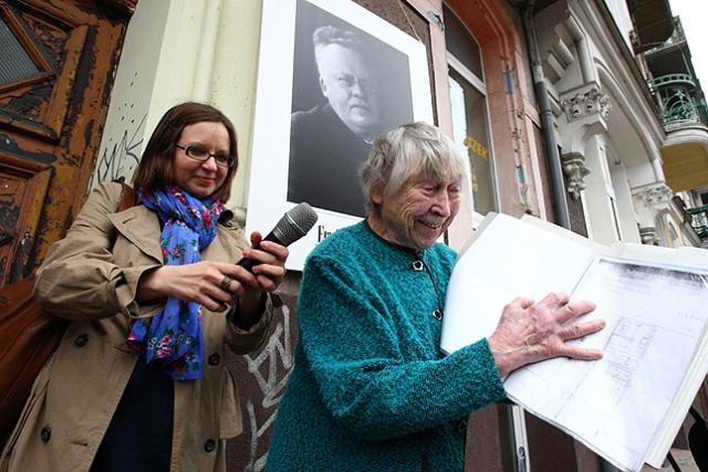 Przy dźwiękach fanfar i burzy oklasków dziś odsłonięto tablicę, poświęconą Erwinowi Ackerknechtowi, wieloletniemu dyrektorowi Miejskiej Biblioteki w Szczecinie, obecnie Książnicy Pomorskiej.