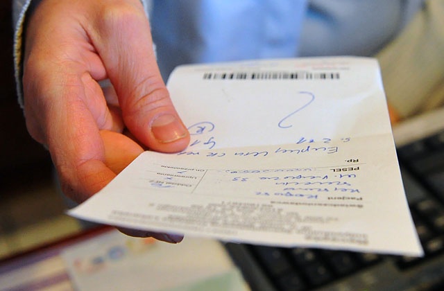 23 tysiące recept na leki refundowane warte ponad półtora miliona zł zakwestionowali w ubiegłym roku kontrolerzy Narodowego Funduszu Zdrowia. Na apteki nałożono łącznie prawie 33 tys. zł kar umownych - dowiedziała się Polska Agencja Prasowa.