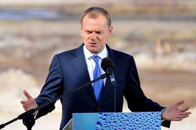 Komisja Nadzoru Finansowego sprawdza, czy premier Donald Tusk złamał prawo informując o odwołaniu prezes PGNiG przed oficjalnym komunikatem firmy.