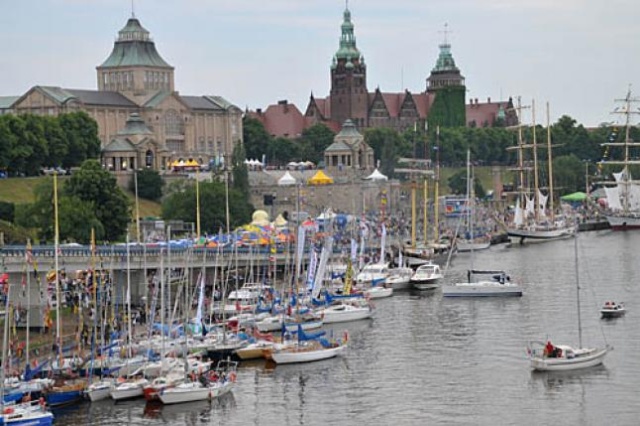Wynajmą własne mieszkanie, a sami pójdą mieszkać do rodziny - w taki sposób szczecinianie chcą zarobić na zbliżających się regatach The Tall Ships039 Races.