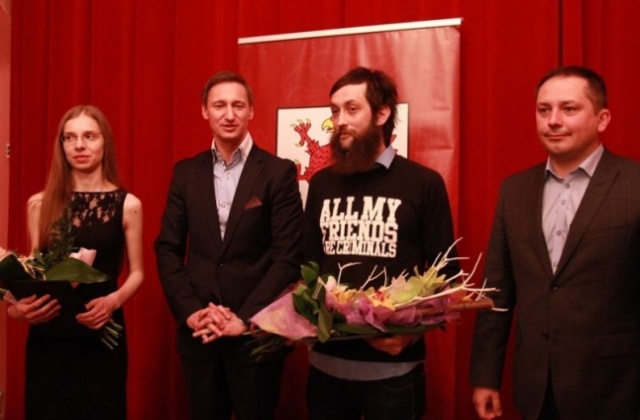 Cykl koncertów w domach pomocy społecznej, wielki mural i przedstawienie teatralne - to stworzą stypendyści marszałka województwa zachodniopomorskiego. Trzech młodych artystów z naszego regionu odebrało w piątek czeki na 12 tysięcy złotych.