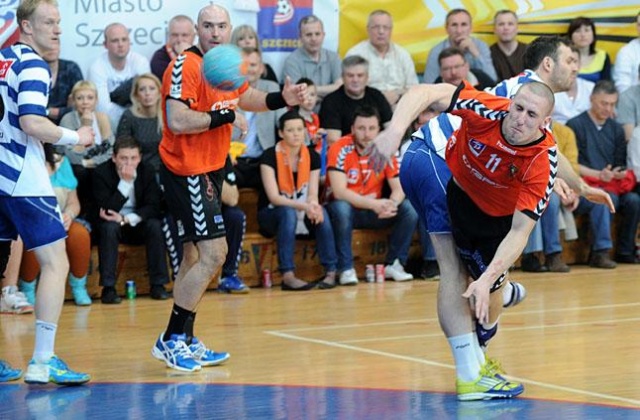 Piłkarze ręczni drużyny GAZ-SYSTEM Pogoń Szczecin doznali drugiej porażki z Powenem Zabrze w rywalizacji o miejsca od 5 do 8 w Superlidze. Podopieczni trenera Rafała Białego przegrali w piątek na Górnym Śląsku 33:35.