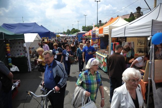 Kryzys na razie omija turystykę - uważają uczestnicy targów, które odbywają się w ramach Pikniku nad Odrą na Wałach Chrobrego w Szczecinie. Na miejscu jest ponad 20 stoisk: firm, przewoźników, a także przedstawicieli regionów, którzy nakłaniają odwiedzających do skorzystania ze swojej oferty.