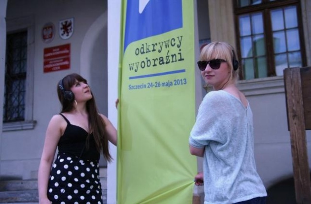 Znani aktorzy ćwierkają, mruczą i pokrzykują, czytając dla zasłuchanej publiczności. W Szczecinie od piątku trwa Festiwal Książki Słuchanej. Trzeciego dnia imprezy Marian Opania interpretował Bajki Jana Brzechwy.