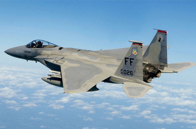 Amerykański myśliwiec F-15 spadł do morza. Pilot zdążył się katapultować. Do katastrofy doszło chwilę po starcie z bazy lotniczej Kadena na japońskiej wyspie Okinawa.