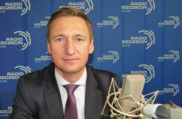 Teren byłej Stoczni Szczecińskiej mogą przejąć zachodniopomorskie firmy albo jeden strategiczny inwestor. Na razie jednak trudno jednoznacznie odpowiedzieć na pytanie, który wariant wygra - mówił w Rozmowach pod krawatem marszałek województwa, Olgierd Geblewicz.