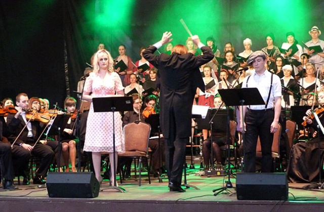 Blisko 2 tysiące osób przyszło na urodzinowy koncert Balitc Neopolis Orkiestry i Chóru Akademickiego im. prof. Jana Szyrockiego ZUT, który w środę odbył się w szczecińskim Teatrze Letnim.